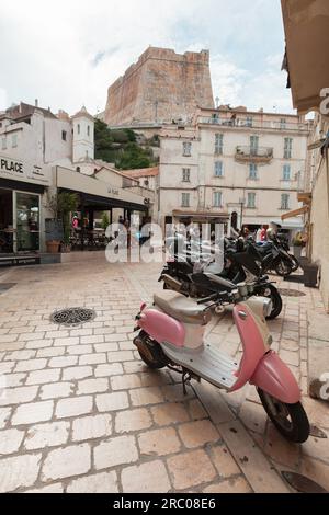 Bonifacio, Francia - 22 agosto 2018: Gli scooter sono parcheggiati su una strada nel centro storico. Foto stradale verticale Foto Stock