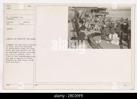 Tenente G.H. Lione cattura l'arrivo del Transport Leviathan il 3-11-19. I 27th Fighter diretti in patria furono trasferiti dal Leviathan ai traghetti diretti a Camp Mills e Camp Merritt. I lavoratori della YMCA salutarono i combattenti e distribuirono cioccolato e gomma ai membri del 105th Infantry mentre salivano a bordo del traghetto Lakewood. 827 UFFICIALE DEGLI STATI UNITI. Foto Stock