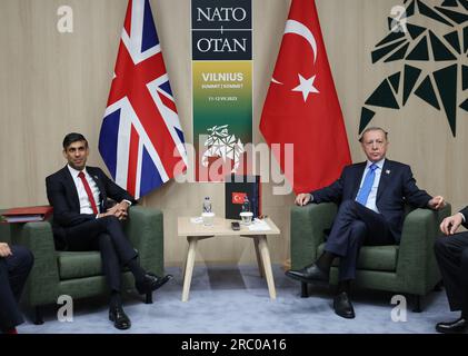 Vilnius, Lituania. 11 luglio 2023. Il presidente turco Recep Tayyip Erdogan (R) incontra il primo ministro britannico Rishi Sunak (L), ai margini del vertice della NATO presso il Centro esposizioni e congressi lituano (LITEXPO) a Vilnius, in Lituania, l'11 luglio 2023. Foto dell'Ufficio Stampa del Presidente turco/ credito: UPI/Alamy Live News Foto Stock