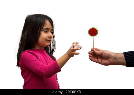 Bambino che lecca un lecca lecca Immagini senza sfondo e Foto Stock  ritagliate - Alamy