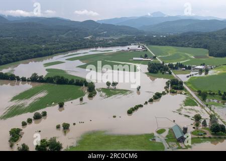 Richmond, Stati Uniti d'America. 11 luglio 2023. Richmond, Stati Uniti d'America. 11 luglio 2023. Vista aerea di case e fattorie sommerse dalle acque alluvionali dopo che piogge record caddero nella regione nord-orientale, con centinaia di salvataggi e l'evacuazione di migliaia di persone, 11 luglio 2023 a Richmond, nel Vermont. Credito: MSgt. Michael Davis/Vermont National Guard/Alamy Live News Foto Stock