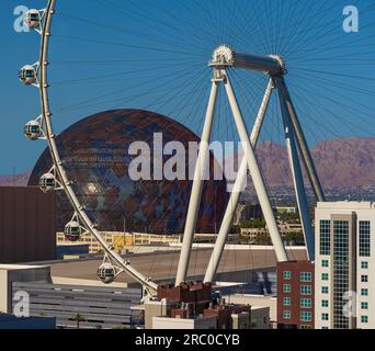 La ruota panoramica High Roller e la sfera MSG mostrate all'alba. Foto Stock