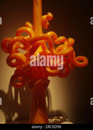 Chrome Orange Venetian with Coils, 1990 - Dale Chihuly - esposto nella Shirley Sherwood Gallery a Kew, 2019 Foto Stock