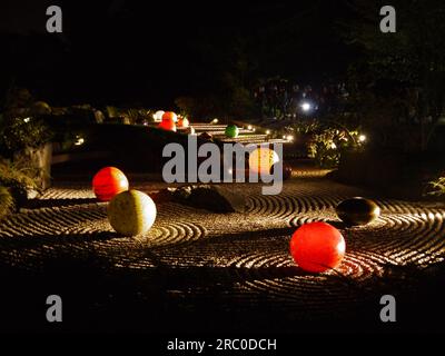 Niijima Floats, 2019, di Dale Chihuly - illuminato come parte della mostra Chihuly Nights presso Kew Gardens, Richmond, Regno Unito, 4 ottobre 2019 Foto Stock