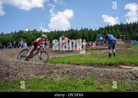 Sina Frei seguita da Laura Stigger prende un turno con i berms 2023 UEC MTB Elite European Championships - European Games - Cracovia/Kraków - Krynica-Zdrój Foto Stock