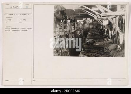 Il tenente Downs e Pvt. Winger sono stati fotografati all'interno di una caserma informale al casual Depot di Nevers, in Francia. Questa foto è stata scattata il 12 marzo 1919. Il numero di Reco pubblicato per questa immagine è 42684 ed è stato scattato da un fotografo sconosciuto. Le note di accompagnamento menzionano 42984. Foto Stock