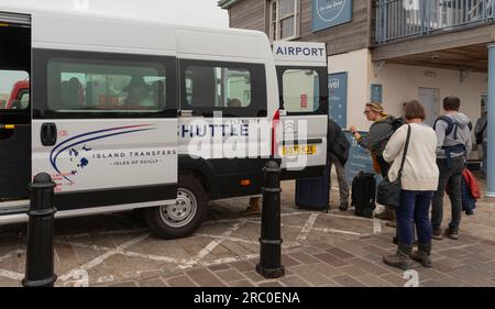 St Marys Quay, Scilly Isles, Regno Unito. 10 giugno 2023. I passeggeri che salgono a bordo di un autobus navetta per raggiungere le loro destinazioni intorno a St. Marys nelle Scillies Foto Stock