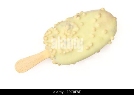 Gelato rivestito di cioccolato bianco su bastoncino isolato su sfondo bianco Foto Stock