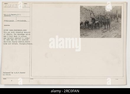 CPL. A.H. Hanson del 107th Regiment Engineers, 32nd Division, viene visto ripulire i detriti dalle strade di Cierges, in Francia. Il relitto, che in alcuni punti raggiunse una profondità di 3 piedi, dovette essere rapidamente rimosso per adattarsi al movimento in corso dei treni di rifornimento americani, dell'artiglieria e delle truppe. La foto è stata scattata il 18 febbraio 1918 e pubblicata dalla A.E.F. Censor il 22 novembre 1918. Foto Stock