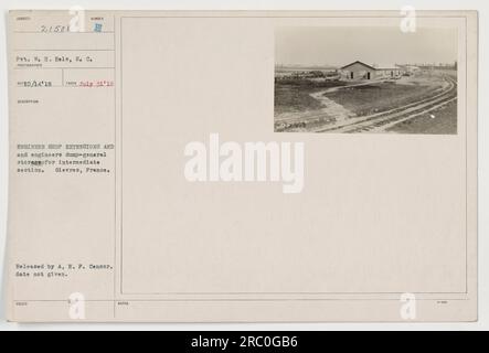 Soldato W.H. Eels of the Signal Corps è visto lavorare alle estensioni del negozio di ingegneri e alla discarica di ingegneri a Gievres, in Francia. La foto, numerata B RECR0/14 18, è stata scattata il 31 luglio 1918. L'immagine mostra l'archiviazione generale per la sezione intermedia. È stato rilasciato dalla A.E.F. Censor, anche se la data esatta di rilascio è sconosciuta. Foto Stock