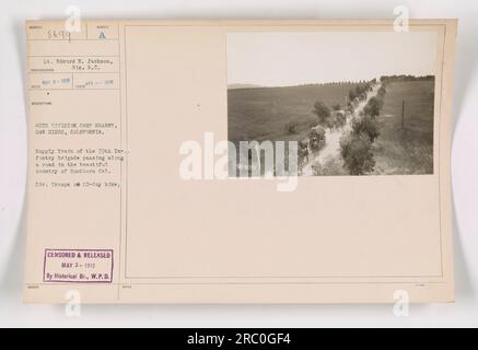 Un treno di rifornimento della 79th Infantry Brigade della 40th Division, Camp Kearny a San Diego, California, che passa lungo una strada durante un'escursione di 10 giorni nell'aprile 1918. La fotografia è stata scattata dal tenente Edward N. Jackson del Signal Corps ed è stata ricevuta il 2 maggio 1918. L'immagine è stata censurata e pubblicata dalla Historical Branch of the War Plans Division il 3 maggio 1918. Foto Stock