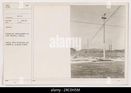 Una fotografia aerea scattata l'8 febbraio 1919 raffigura installazioni telefoniche a Camp Funston in Kansas. La foto è stata scattata da una vista aerea, guardando a nord da Boulevard e Avenue D. questa immagine fa parte del soggetto 43086, e il rapporto del fotografo è stato pubblicato il 2 aprile 1919. Foto Stock