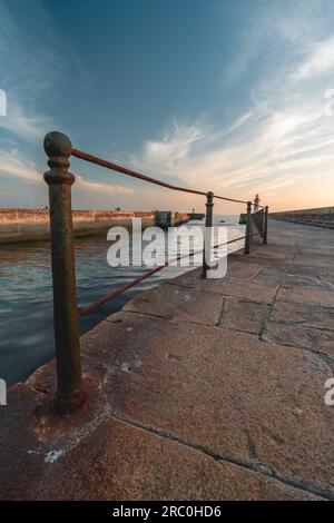 Farolim de Felgueiras, molo e faro a Porto, Portogallo, al tramonto. Foto Stock