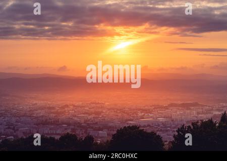 Ottima vista su Braga (Portogallo) dalla piattaforma di Sameiro. Durante il tramonto. Foto Stock