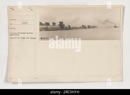 Questa fotografia, scattata il 1 settembre 1917, mostra la stazione di sperimentazione aeronautica di Hampton, Virginia. L'immagine acquisisce una vista di una draga da un ponte. Il fotografo è identificato come "SYRO H" e il numero della fotografia è 3377. Foto Stock