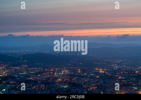 Ottima vista su Braga (Portogallo) dalla piattaforma di Sameiro. Durante il tramonto. Foto Stock