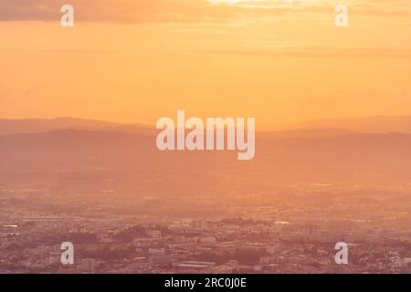 Ottima vista su Braga (Portogallo) dalla piattaforma di Sameiro. Durante il tramonto. Foto Stock