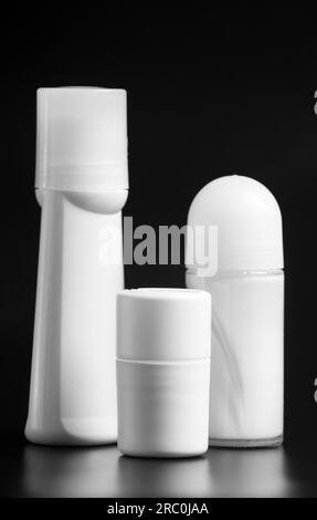 Set di roll-on antiperspirante deodorante bianco, isolato su sfondo nero, mockup di imballaggi in plastica bianca per l'igiene personale Foto Stock