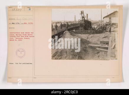 Lavori di costruzione in corso dietro le linee a Bordeaux, Francia durante la prima guerra mondiale Questa foto mostra una pala a vapore che carica lo sporco in eccesso su vetture piane. È stata scattata il 10 marzo 1918 da un fotografo non identificato. L'immagine è etichettata 111-SC-10337 nella collezione "Photographs of American Military Activities during World War i". Questa foto non è destinata alla pubblicazione. Foto Stock