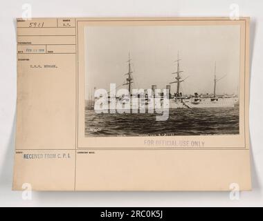 La USS Newark, un incrociatore protetto, è stata catturata in questa foto scattata il 12 febbraio 1918 durante la prima guerra mondiale. L'immagine mostra la nave in un porto, con una bandiera americana che batte in alto. Questa fotografia faceva parte della documentazione ufficiale dell'esercito americano. Foto Stock