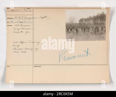 Ufficiali della 28th Division a Camp Hancock, Augusta, GA, impegnati in boxe ombra durante il 3rd Officers Training Camp nel gennaio 1918. Questa immagine mostra un'intera classe che partecipa ad esercizi di allenamento fisico. Foto Stock