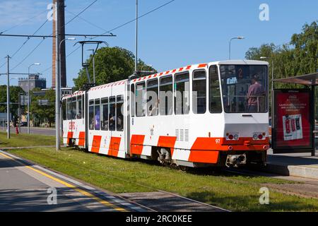 Tallinn, Estonia - 16 giugno 2019: Tram pronto per partire da una stazione. Foto Stock