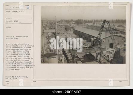 Vista aerea dei moli di costruzione americana in un porto base in Francia nel settembre 1918. Questi bacini gestivano 767.648 tonnellate di rifornimenti, aiutando le vittorie in Lorena e nell'Argonne. Il generale Pershing ha riconosciuto il Service of Supply per la sua efficienza. Fotografia approvata da A.E.P. censor il 5 ottobre 1918. Foto Stock