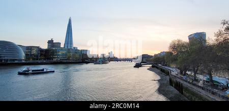 Un'incantevole vista del Tamigi sul Tower Bridge. Foto Stock