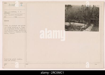 CPL. A.L. Lubbaty, S.C., catturò il dugout tedesco nella foresta di Argonne, in Francia. PVTS. B.L. Stanley e H. King hanno visto nella foto. Presa il 5 novembre 1918 e ricevuta il 21 dicembre 1918. Foto rilasciata dalla A.E.F. censor. Immagine dalle fotografie delle attività militari americane durante la prima guerra mondiale. Foto Stock