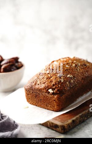 Pane fatto in casa con noci di dattero, fuoco selettivo Foto Stock