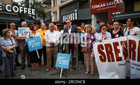 Izmir, Turchia. 11 luglio 2023. 8.372 persone che hanno perso la vita nel genocidio di Srebrenica, Bosnia ed Erzegovina, durante la guerra civile jugoslava, sono state commemorate con un evento tenutosi a Srebrenica in occasione del 28° anniversario del genocidio di Srebrenica. L'evento commemorativo, organizzato in collaborazione con il comune di Konak e l'Associazione degli immigrati macedoni di Izmir Gultepe, si è concluso con la diffusione dei garofani sul mare dopo il comunicato stampa. Crediti: İdil Toffolo/Alamy Live News Foto Stock