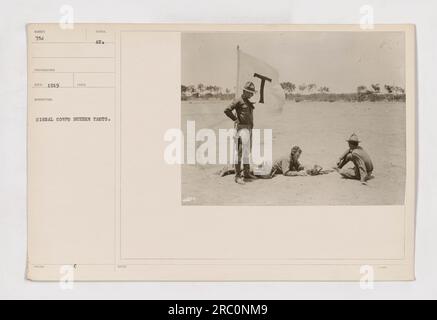 Signal Corps conduce test cicalini durante la prima guerra mondiale La fotografia, scattata nel 1919, mostra soldati che lavorano su apparecchiature di radiocomunicazione. È etichettato come numero di prova 754 con il simbolo "AU". Questo faceva parte dei test di routine del corpo dei segnali e degli esercizi di comunicazione. Foto Stock