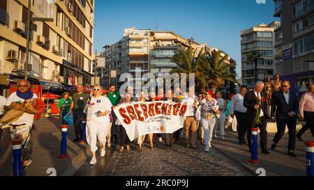 Izmir, Turchia. 11 luglio 2023. 8.372 persone che hanno perso la vita nel genocidio di Srebrenica, Bosnia ed Erzegovina, durante la guerra civile jugoslava, sono state commemorate con un evento tenutosi a Srebrenica in occasione del 28° anniversario del genocidio di Srebrenica. L'evento commemorativo, organizzato in collaborazione con il comune di Konak e l'Associazione degli immigrati macedoni di Izmir Gultepe, si è concluso con la diffusione dei garofani sul mare dopo il comunicato stampa. Crediti: İdil Toffolo/Alamy Live News Foto Stock