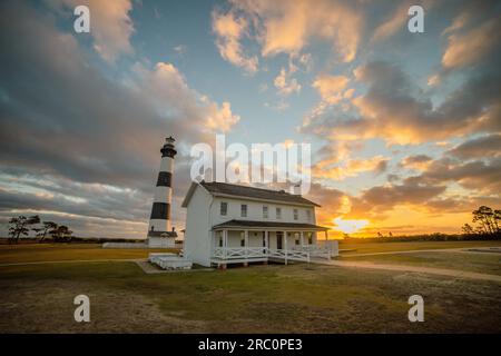 Stazione luminosa di Bodie Island all'alba | Nags Head (Outer Banks), North Carolina, Stati Uniti Foto Stock