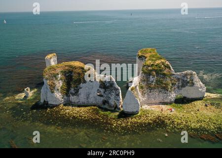 Ammira le viste mozzafiato dei droni aerei della costa giurassica e le formazioni rocciose uniche su questa formazione geologica di calcare Old Harry Rocks Foto Stock