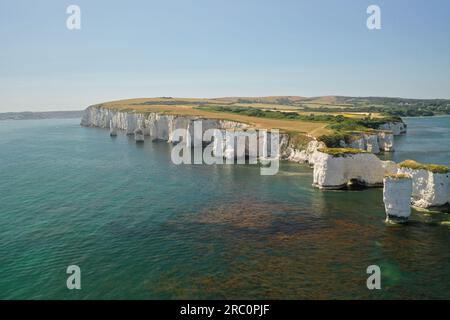 Ammira le viste mozzafiato dei droni aerei della costa giurassica e le formazioni rocciose uniche su questa formazione geologica di calcare Old Harry Rocks Foto Stock