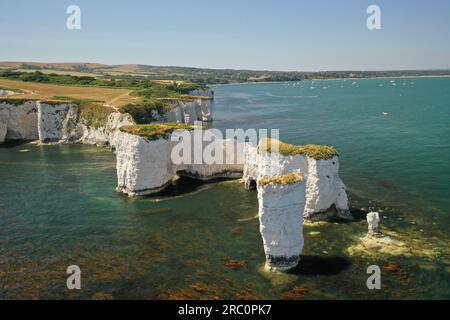 Ammira le viste mozzafiato dei droni aerei della costa giurassica e le formazioni rocciose uniche su questa formazione geologica di calcare Old Harry Rocks Foto Stock