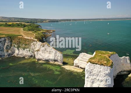 Ammira le viste mozzafiato dei droni aerei della costa giurassica e le formazioni rocciose uniche su questa formazione geologica di calcare Old Harry Rocks Foto Stock