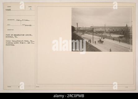 Una fotografia di River Road a Newport News, Virginia, scattata durante la prima guerra mondiale. L'immagine viene catturata dalla vista degli edifici C. e O., guardando a sud. La foto fa parte della serie Port of embarkation a Norfolk, Virginia. Identificatore: 53966. Foto Stock