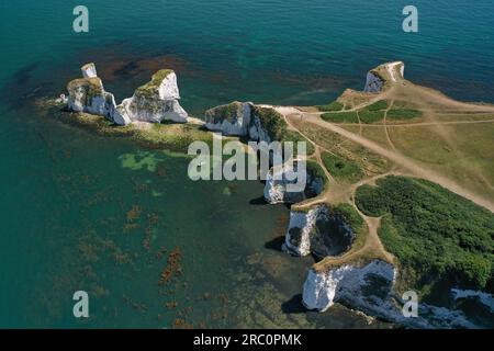 Ammira le viste mozzafiato dei droni aerei della costa giurassica e le formazioni rocciose uniche su questa formazione geologica di calcare Old Harry Rocks Foto Stock