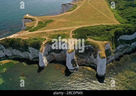 Ammira le viste mozzafiato dei droni aerei della costa giurassica e le formazioni rocciose uniche su questa formazione geologica di calcare Old Harry Rocks Foto Stock