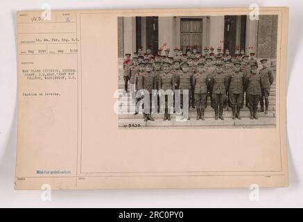 L'immagine 111-SC-9638 raffigura la War Plans Division, General staff degli Stati Uniti L'esercito si trova all'Army War College di Washington, D.C. La foto è stata scattata nel maggio 1918 e presenta il tenente WM. Fox, del Signal Regiment Corps. L'immagine è contrassegnata come non per la pubblicazione e include la didascalia "ISSUED A WAR PLANS DIVISION, GENERAL STAFF, United S.ARMY.-ARMY WAR COLLEGE, WASHIGTON, D.C." Foto Stock