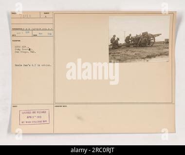 L'artiglieria da 4,7 pollici di zio Sam in azione a Camp Kearny a San Diego, California. Questa foto, scattata il 40 marzo 1918 da T.E.N. Jackson, mostra le attività militari della 40th Division durante la prima guerra mondiale La fotografia è stata censurata e pubblicata dal War College Division Laboratory il 3 aprile 1918. Foto Stock