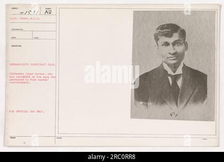 Il capitano Jones riceve la Meritorious Service Medal durante una cerimonia. Questa fotografia cattura il capitano premiato, il capitano Jones, che è stato elogiato per le sue azioni durante il caso della cospirazione tra Germania e indù. Anche l'individuo di nome Dhirendra Kumar Sarkar è stato coinvolto nel caso e ha ricevuto una pena detentiva di quattro mesi. Questa immagine è classificata come "solo per uso ufficiale" con le note 41831 e 91. Foto Stock