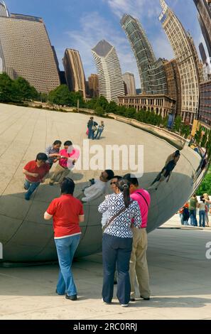 Lo skyline di Chicago si riflette nella scultura Cloud Gate nel Millennium Park, Chicago, Illinois. Foto Stock