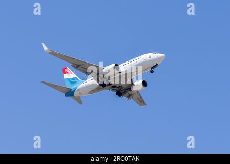 Lisbona, Portogallo - 12 luglio 2023: Compagnia aerea lussemburghese Luxair con l'aeromobile Boeing 737-7K2 in avvicinamento per atterrare all'aeroporto internazionale di Lisbona Foto Stock