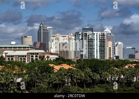 Vista dello skyline di Tampa dall'altra parte di Davis Island dal canale di Seddon. Tampa Bay, Florida. Foto Stock