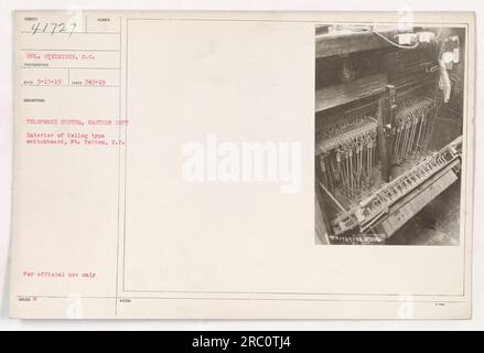 Interno di un quadro di comando tipo Kellog a piedi Totten, N.Y. Preso il 243-19. L'immagine mostra 4/727 CPL. Steiniger, S.C., che gestisce il sistema telefonico. Solo per uso ufficiale. Foto Stock