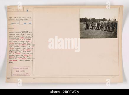 Capitano francese che decora i soldati americani della 42a Divisione che furono insigniti della Croix de Guerre. Da sinistra a destra: Tenente Arthur W. Cunningham, tenente Oscar L. Buck, Sgt. TN. J. Moore, Sgt. Daniel o'Connor, Sgt. Spencer G. Russell, Sgt. Carl Kahn, Sgt. Abram Blaustein, Sgt. M. Daily. Croisaare, Francia, 18 marzo 1918. Censurato e pubblicato dalla War College Division il 23 aprile 1918. Foto Stock