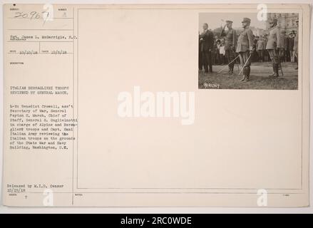 Le truppe italiane dei Bersaglieri furono riesaminate dal generale March, con vari altri ufficiali militari presenti. La revisione ebbe luogo sul terreno dello State War and Navy Building a Washington, D.C. La foto è stata scattata il 5 ottobre 1918 e pubblicata dal M.I.D. Censura il 15 ottobre 1918. Foto Stock